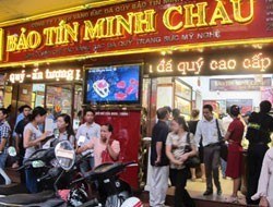 Người dân vẫn liên tục mua vàng vào trong những thời điểm giá vàng trong nước cao hơn giá thế giới đến 2,5 triệu đồng/lượng
