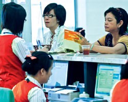 Nhiều người gửi tiền rút tiền khi đến hạn tất toán
