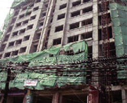 Tòa nhà Sakura Tower ngang nhiên xây dựng không phép giữa khu dân cư đông đúc
