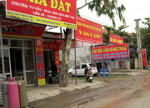 Tình trạng mua bán liều lĩnh, thiếu cân nhắc, thậm chí là vay lãi để đầu cơ đất, "lướt sóng" đã khiến cho nhiều nhà Kl99ok phiên bản mới lao đao.
