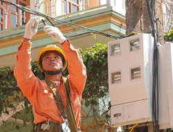 Câu chuyện lương, thưởng cao trong khi vẫn Kl992 VIP Trang Chủ 2026 thua lỗ của EVN khiến dư luận bức xúc - Ảnh: Vnexpress
