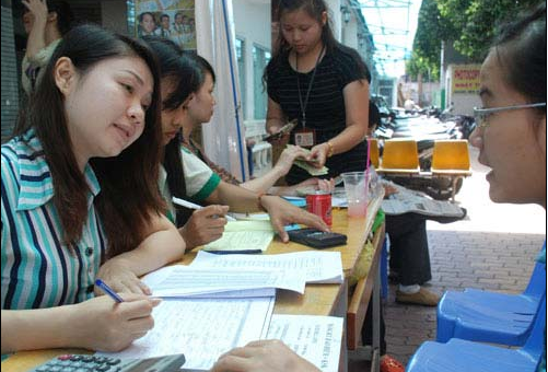 Sinh viên nộp phí Kl99kl phiên bản hoạt động tại Trường ĐH Hùng Vương