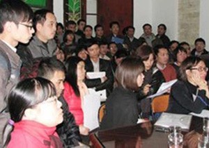 Gần 19h ngày 12/3, người mua nhà vẫn kiên nhẫn chờ câu trả lời từ phía chủ Kl99ok phiên bản mới