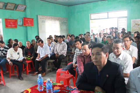 Người dân Hòa Liên tại buổi họp khẩn