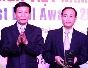 TS. Nguyễn Anh Tuấn, Tổng Biên tập Báo Kl99ok phiên bản mới, Trưởng Ban tổ chức M&A 2012 trao danh hiệu Nhà tư vấn M&A Tiêu biểu nhất Việt Nam năm 2011-2012 cho đại diện VCSC
