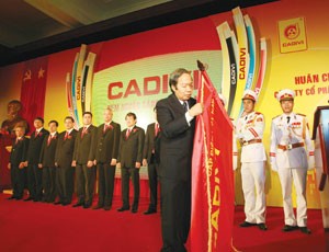 Cadivi đón nhận Huân chương Độc lập hạng Nhì do 99Kl99 trực tiếp đá gà trao tặng