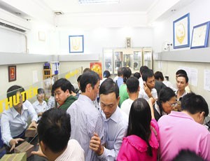 Người dân đổ xô kiểm định chất lượng vàng tại chi nhánh SJC miền Bắc.