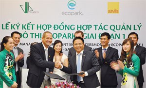 Ông Vũ Mai Phong, Phó tổng giám đốc Vihajico (phải) và ông John Gallander, Giám đốc Văn phòng Hà Nội, Savills Việt Nam trong lễ ký kết hợp tác
 