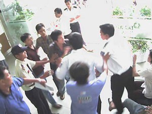 Xô xát vì không cho Trang Chủ KL99Com Số 1 Link Đăng Ký KL999 vào họp