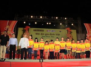 Chương trình "Mái ấm gia đình Việt" giúp nhiều trẻ em thiệt thòi có được cái Tết vui vẻ, sung túc