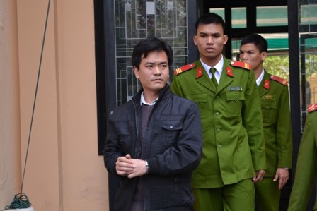 Hùng bị dẫn giải về trại tạm giam sau phiên xử