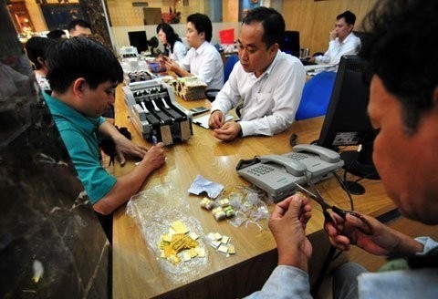 Khách hàng giao dịch mua bán vàng.