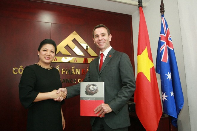 Cựu Tổng giám đốc Kl99kl phiên bản hoạt động AAA Đỗ Thị Kim Liên bắt tay tân Tổng giám đốc Jon Delalande