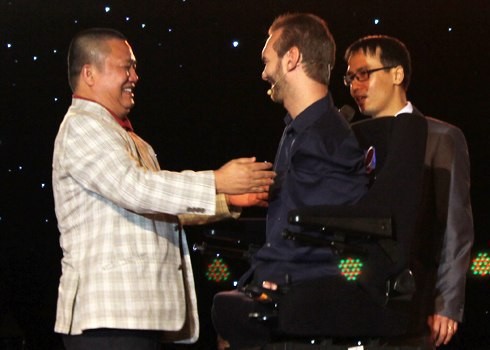 Ông Lê Phước Vũ dành tình cảm nồng nhiệt cho Nick Vujicic trong buổi giao lưu. 