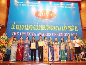 Phó chủ tịch nước Nguyễn Thị Doan và bà Nguyễn Thị Hòe, Chủ tịch KOVA trao giải thưởng cho 4 tập thể xuất sắc có nhiều đóng góp trong nghiên cứu khoa học, lao động, Kl994 nhà cái bóng đá world cup trên nhiều lĩnh vực c