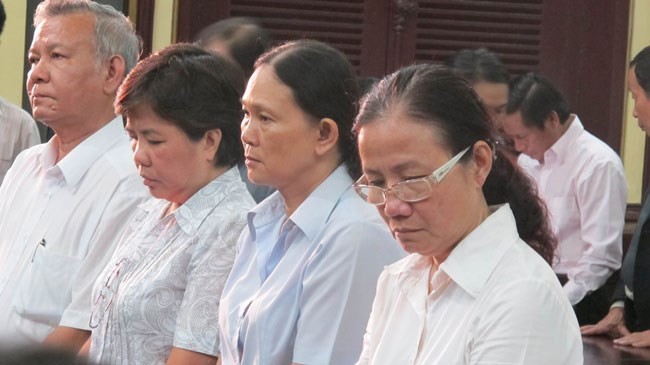 Các bị cáo nghe tòa tuyên án, bị cáo Bi và Huyền (đứng bìa trái và phải). 