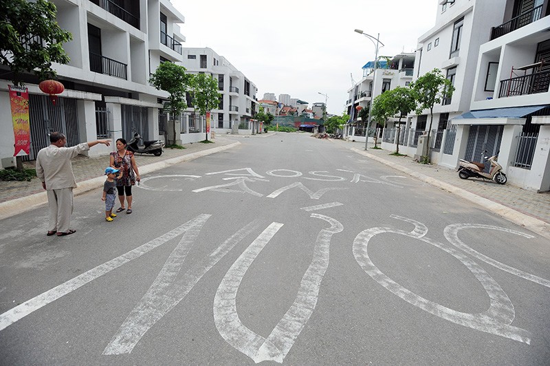 Người dân khu đô thị Ao Sào viết chữ yêu cầu chủ Kl99ok phiên bản mới cung cấp nước 