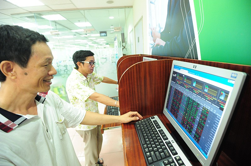 Phiên chiều 16/8: Tiền vào KL99 là cổng game giải trí trực tuyến hàng đầu hiện nay lớn, 2 chỉ số nhảy lên mức cao nhất ngày