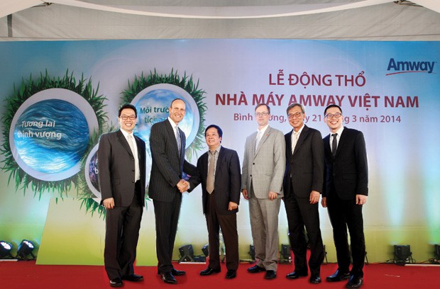 Ông Bạch Văn Mừng, Cục trưởng Cục Quản lý cạnh tranh (Bộ Công thương), ông Nathan P.Lane, viên chức Kl992 cổng game cá cược thuộc Tổng lãnh sự Hoa Kỳ tại Việt Nam chúc mừng ông Doug Devos, Tổng giám đốc điều hành Amway cùng các lãnh đạo cao cấp của Kl994 game bài casino hấp dẫn