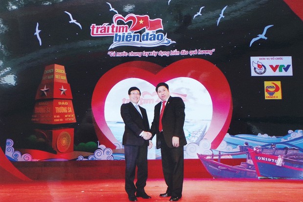 Phó thủ tướng Kl993 ưu đãi thưởng hấp dẫn Phạm Bình Minh chúc mừng doanh nhân Bùi Tùng Mậu trong Chương trình giao lưu “Trái tim biển đảo” tại Nhà hát lớn Hà Nội (10/3/2014)