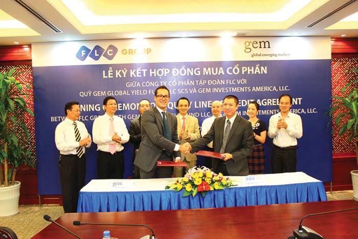 Ông Warren Baker, Giám đốc Quỹ Kl99ok phiên bản mới GEM Global Yield Fund và ông Nguyễn Thiện Phú, Phó tổng giám đốc FLC ký kết Hợp đồng Kl99ok phiên bản mới