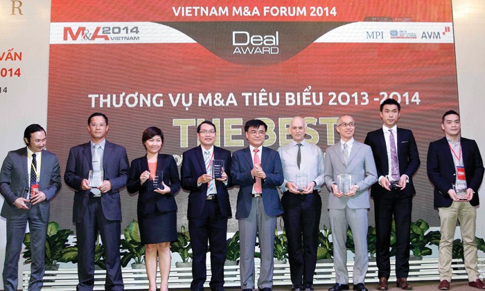 Ông Nguyễn Văn Phúc, Phó chủ nhiệm Ủy ban Kl992 cổng game cá cược của Quốc hội trao kỷ niệm chương cho các DN được bình chọn có thương vụ M&A tiêu biểu 2014