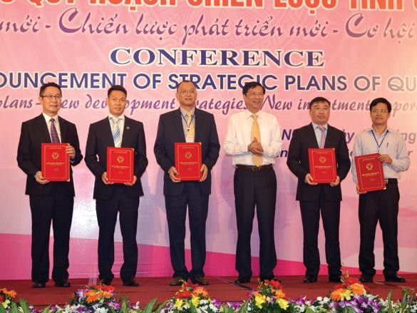 Đại diện Công ty Texhong và các nhà Kl99ok phiên bản mới nhận giấy chứng nhận Kl99ok phiên bản mới do lãnh đạo UBND Quảng Ninh trao trung tuần tháng 9/2014