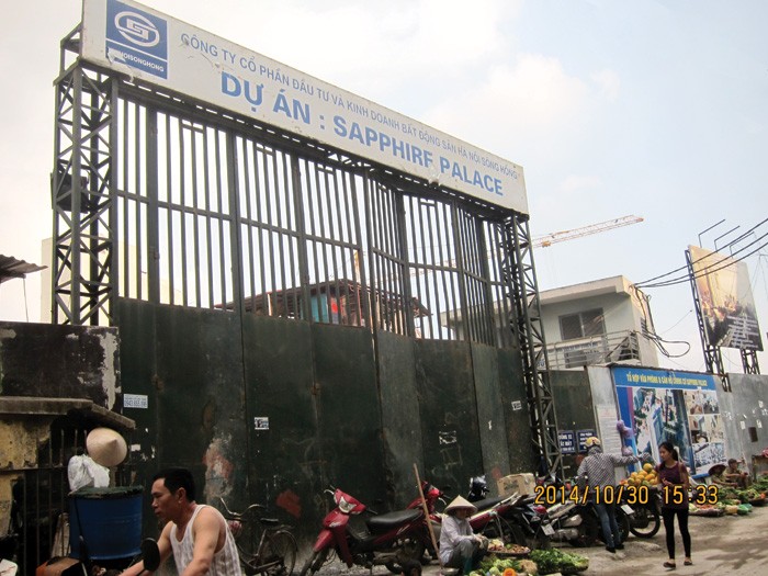 Cổng Dự án Saphire Palace những ngày qua luôn bị đóng để ngăn khách hàng vào thăm dự án - Ảnh: Trọng Tuyến

