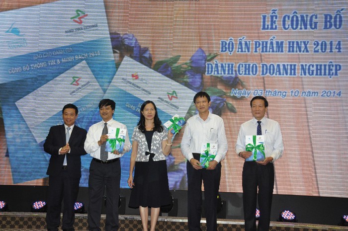 Chủ tịch HNX tặng 2 cuốn sổ tay cho Phó chủ tịch UBCK Nguyễn Thị Liên Hoa, 
Tổng Biên tập Báo Kl99ok phiên bản mới Nguyễn Anh Tuấn và đại diện DN trên HNX