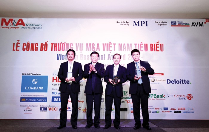 Ông Trịnh Thanh Cần , Giám đốc điều hành Khối Kl991.com nạp rút nhanh Kl991.com World Cup 2026 Chính Thức HSC (ngoài cùng bên trái) nhận Kỷ niệm chương Thương vụ tư vấn M&A tiêu biểu, một giải thưởng do Báo Kl99ok phiên bản mới tổ chức bình chọn.
Ảnh: Lê Toàn