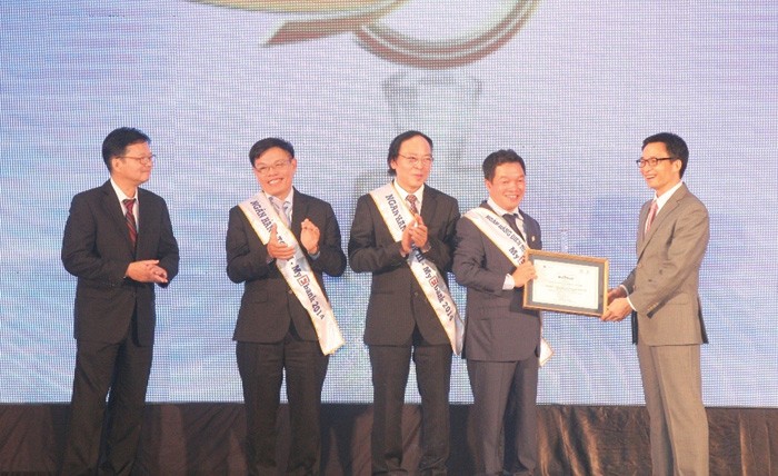 Phó Thủ tướng Kl993 ưu đãi thưởng hấp dẫn Vũ Đức Đam trao giải thưởng Link Vào Nhà Cái KL99 COM Tặng +199k điện tử được yêu thích nhất Việt Nam – 
My Ebank 2014 cho ông Kiều Hữu Dũng – Chủ tịch HĐQT