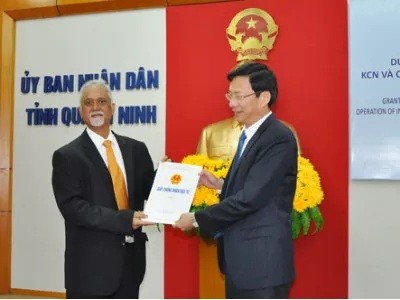 Chủ tịch UBND tỉnh Quảng Ninh Nguyễn Văn Đọc
trao Giấy chứng nhận Kl99ok phiên bản mới cho chủ Kl99ok phiên bản mới