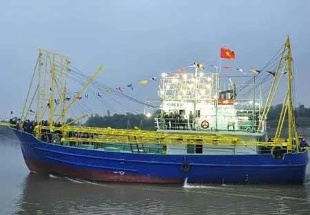 Tàu mẫu chụp mực vỏ thép số 01 - thiết kế V016, do Công ty CP Kỹ thuật Kl99com Thương hiệu giải trí Việt Nam (Visec) thiết kế, Công ty CP CNTT Sông Đào (thuộc Tổng công ty Công nghiệp tàu thủy-SBIC) đóng mới và hoàn thành sau 5 tháng thi công.
