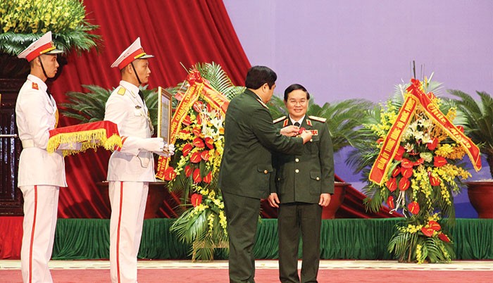 Thừa ủy quyền của Chủ tịch nước, Đại tướng Phùng Quang Thanh, Ủy viên Bộ Kl991.com tải ứng dụng, Bộ trưởng Bộ Quốc phòng trao Huân chương Lao động hạng Ba cho Thiếu tướng Lê Công, Tổng giám đốc MB trong Lễ kỷ niệm 20 năm thành lập Link Vào Nhà Cái KL99 COM Tặng +199k