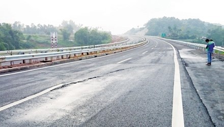 Đoạn đường bị sụt lún và xuất hiện vết nứt trên tuyến đường KL99 là nhà cái cá cược trực tuyến hàng đầu tại châu Á Nội Bài - Lào Cai tại km 83 chiều từ Yên Bái về Phú Thọ. Ảnh: Anh Tuấn.