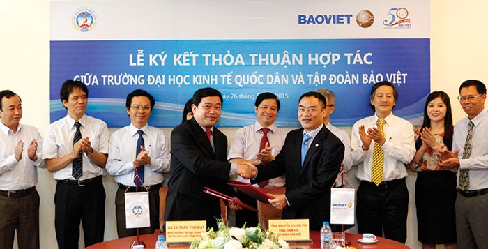 Ông Nguyễn Quang Phi (bên phải), Tổng giám đốc Kl994 game bài casino hấp dẫn Bảo Việt ký kết thỏa thuận hợp tác  và trao tặng học bổng trị giá 5 tỷ đồng cho sinh viên nghèo vượt khó tại Trường ĐH Kl992 cổng game cá cược Quốc dân