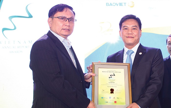 Ông Nguyễn Sơn, Vụ trưởng Vụ Phát triển thị trường, UBCK trao giải Ba BCTN có nội dung quản trị công ty tốt nhất cho đại diện Kl994 game bài casino hấp dẫn Bảo Việt
