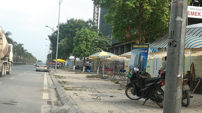 Chân Dự án Gemek Tower biến thành khu “chợ” Web Tổng Nhà Cái 99Kl99 Giải Trí Bậc Nhất theo đúng nghĩa đen, với sự tham gia của 3 đơn vị phân phối và vài chục nhân viên bán hàng túc trực.