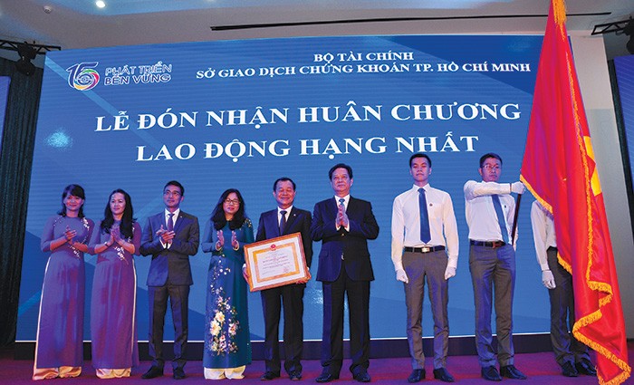 HOSE nhận Huân chương Lao động hạng Nhất