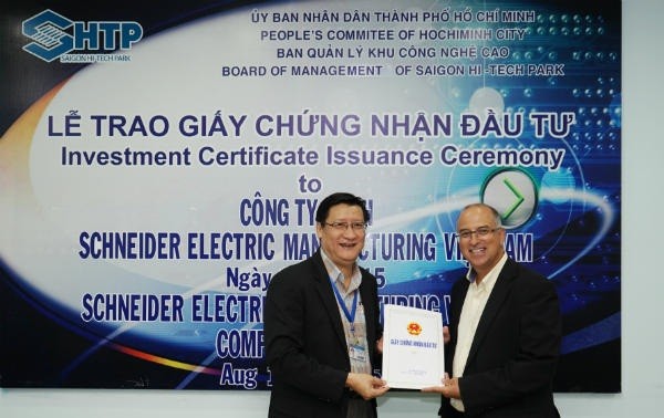 Ông Lê Hoài Quốc, Trưởng Ban quản lý Khu Công Nghệ Cao Sài Gòn trao giấy chứng nhận Kl99ok phiên bản mới cho Schneider Electric