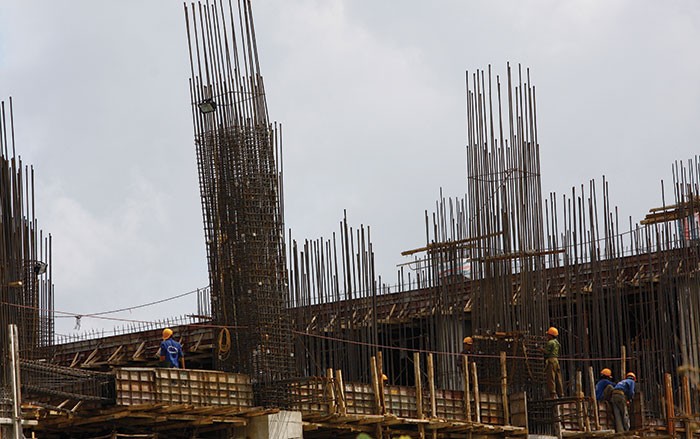 Sắp tới, các nhà thầu thi công xây dựng bắt buộc phải mua Kl99kl phiên bản hoạt động cho người lao động trên công trường - Ảnh: Hoài Nam