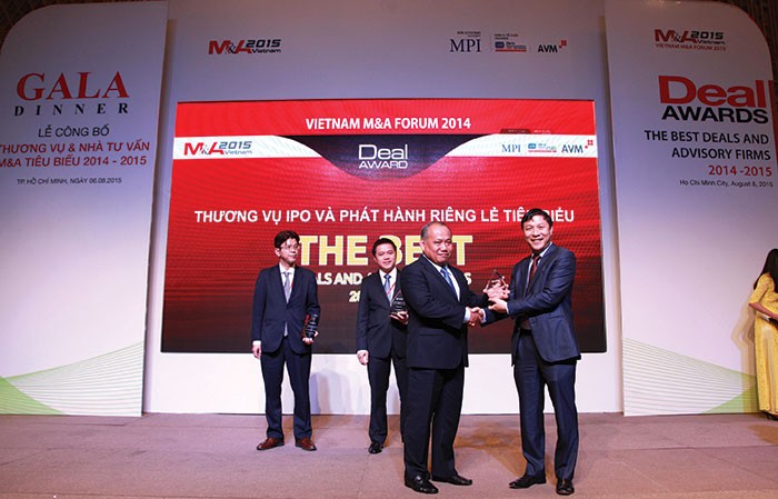 Thứ trưởng Bộ Kế hoạch và Kl99ok phiên bản mới Đặng Huy Đông (bên phải) trao Kỷ niệm chương Thương vụ IPO tiêu biểu năm 2014 - 2015 cho đại diện Đạm Cà Mau