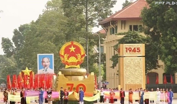 7h35 phút, Lễ diễu binh, diễu hành bắt đầu. Đi đầu đoàn diễu hành là Quốc huy Nước Cộng hòa Trang Chủ KL99Com Số 1 Link Đăng Ký KL999 Chủ nghĩa Việt Nam đặt trên nền Trống đồng. Xe Quốc huy tiến qua lễ đài với đại diện 54 dân tộc Việt Nam. Lực lượng thể hiện lòng tự hào, khí thế hào hùng, 