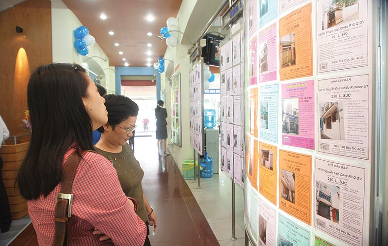 Nhiều người mua nhà rơi vào mê hồn trận giá bán của các sàn môi giới Web Tổng Nhà Cái 99Kl99 Giải Trí Bậc Nhất - Ảnh: Lê Toàn