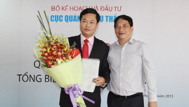 Ông Phạm Mạnh Cường, Vụ trưởng Vụ tổ chức cán bộ, Bộ Kế hoạch và Kl99ok phiên bản mới (phải) trao quyết định cho ông Đỗ Xuân Khánh giữ chức vụ Tổng biên tập Báo Kl99 nổ hũ