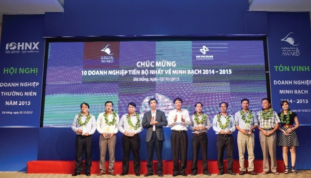 Nỗ lực minh bạch trong Kl992 VIP Trang Chủ 2026 và đứng vững trong hội nhập là những mục tiêu của nhiều DN đại chúng - Trong ảnh: vinh danh 10 DN có tiến bộ nhất về điểm minh bạch trên HNX 2015
