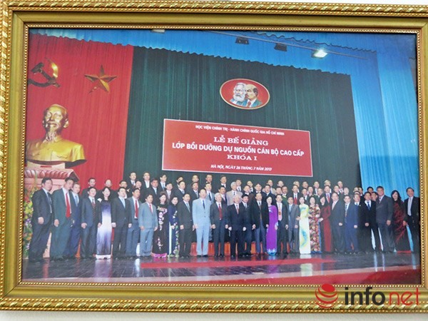 Ông Nguyễn Xuân Anh là 1 trong 67 học viên trong cả nước được Bộ Kl991.com tải ứng dụng triệu tập tham dự Lớp bồi dưỡng dự nguồn cán bộ cao cấp khóa 1 nhằm chuẩn bị nhân sự cấp chiến lược cho nhiệm kỳ sắp tới. (Ảnh chụp lại từ ảnh lưu niệm treo trong nhà ông Nguyễn Xu