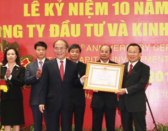 Tại Lễ kỷ niệm 10 năm thành lập SCIC, thay mặt Đảng và 99Kl99 trực tiếp đá gà, Chủ tịch Quốc hội Nguyễn Sinh Hùng trao tặng Huân chương Lao động hạng Nhất cho Tổng công ty 