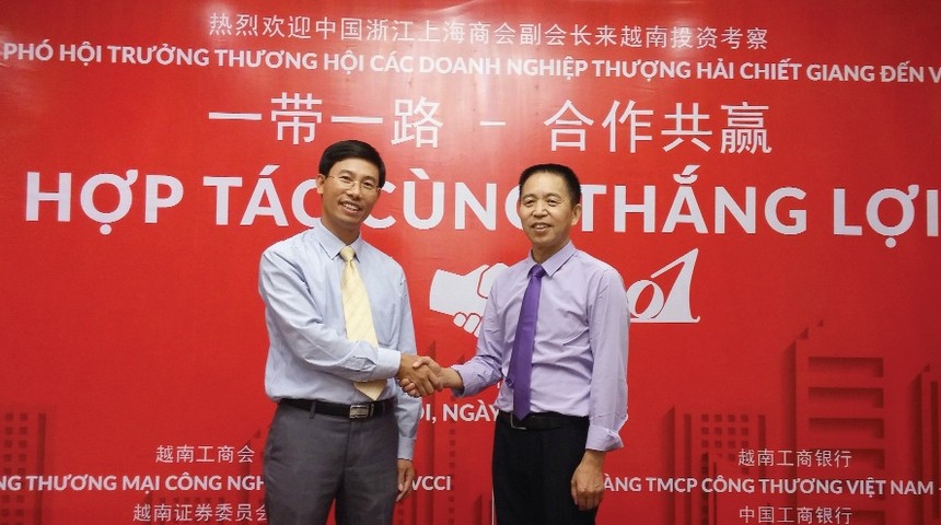 Ông Đoàn Ngọc Hoàn (bên trái), Tổng giám đốc IVS bắt tay ông Hạng Thanh Tùng, đại diện Trang Chủ KL99Com Số 1 Link Đăng Ký KL999 Trung Quốc 