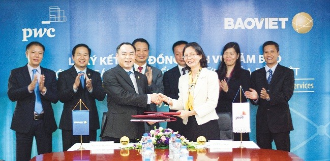 Ông Nguyễn Quang Phi - Tổng giám đốc Kl994 game bài casino hấp dẫn Bảo Việt và bà Đinh Thị Quỳnh Vân - Tổng giám đốc PwC ký kết hợp tác